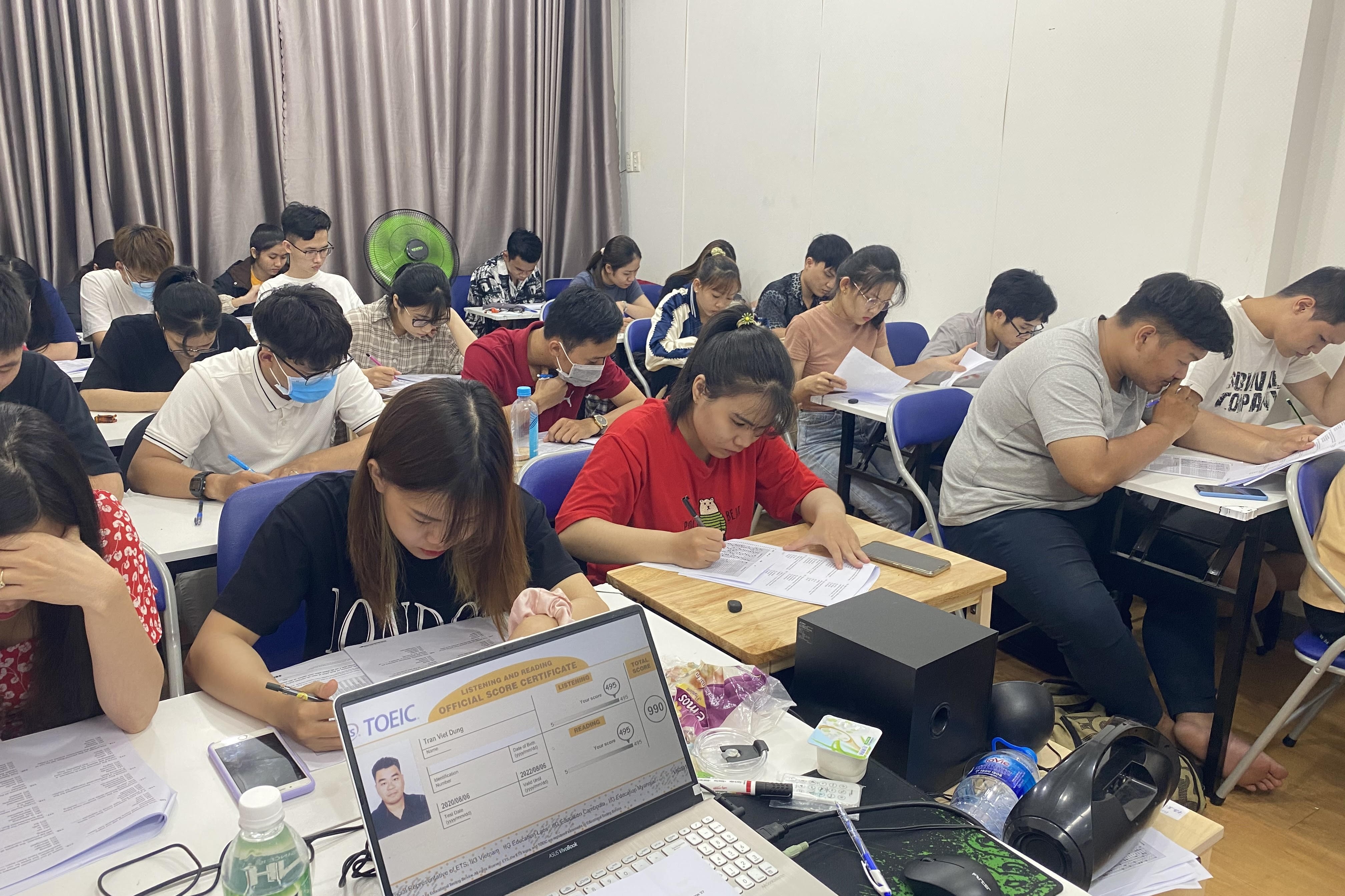 Từ chàng trai khiếm thính đến thầy giáo dạy tiếng Anh có 4 bằng đại học - 6 Từ chàng trai khiếm thính đến thầy giáo dạy tiếng Anh có 4 bằng đại học - 6