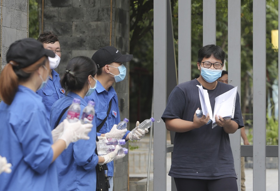 Thanh niên tình nguyện sát cánh cùng thí sinh thi tốt nghiệp THPT 2020 - 7 Thanh niên tình nguyện sát cánh cùng thí sinh thi tốt nghiệp THPT 2020 - 7