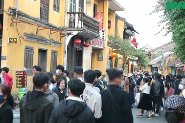 Hội An đông đúc du khách ngày mùng 4 Tết