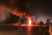 Ô tô đầu kéo bốc cháy ngùn ngụt trên cao tốc