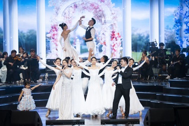 Nguyễn Ngọc Anh và Tô Minh Đức "cưới" trên sân khấu "Con đường âm nhạc"