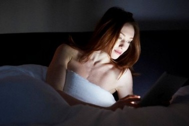 Sử dụng điện thoại, xem tivi trong phòng ngủ có thể gây béo phì