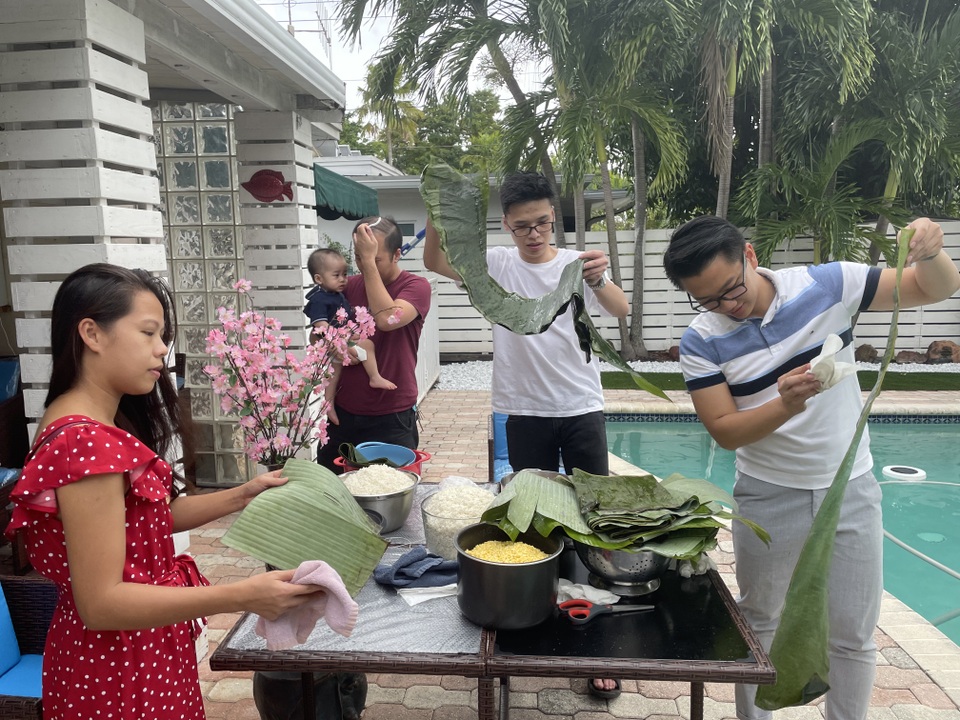 Người Việt ở Mỹ gói bánh chưng đón Tết giữa thời dịch Covid-19 - 4 Người Việt ở Mỹ gói bánh chưng đón Tết giữa thời dịch Covid-19 - 4