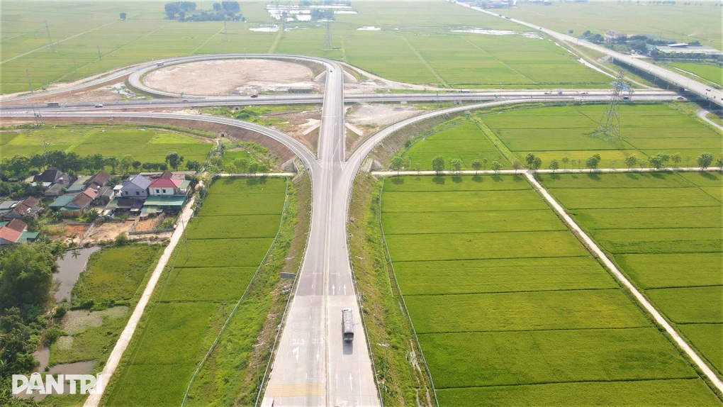 Vạch kẻ đường khó hiểu trên nút giao cao tốc qua Hà Tĩnh - 2 Vạch kẻ đường khó hiểu trên nút giao cao tốc qua Hà Tĩnh - 2