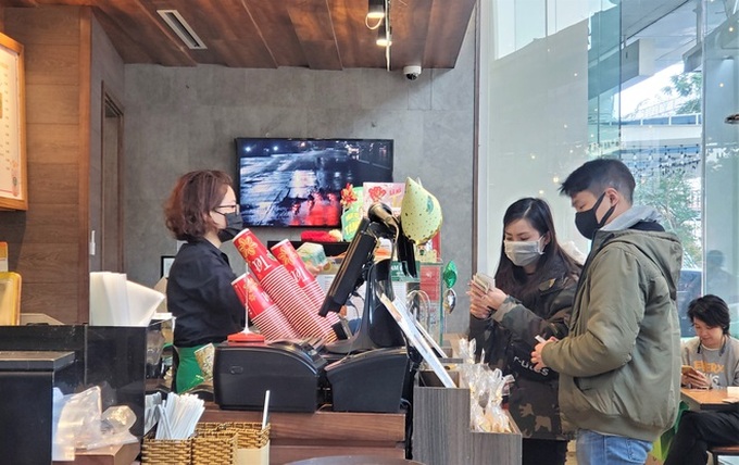 Mua bán thời Corona: Từ nhân viên siêu thị, nhà hàng cho đến khách đều chủ động kín mít khẩu trang - Ảnh 4. Mua bán thời Corona: Từ nhân viên siêu thị, nhà hàng cho đến khách đều chủ động kín mít khẩu trang - Ảnh 4.