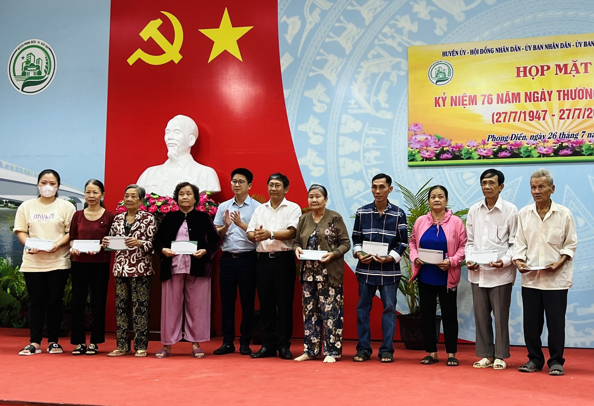 Báo Dân trí tặng quà tri ân người có công ở Cần Thơ - 4 Báo Dân trí tặng quà tri ân người có công ở Cần Thơ - 4