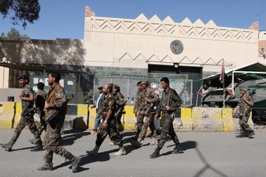 Phiến quân xâm nhập đại sứ quán Mỹ ở Yemen, bắt nhân viên ngoại giao