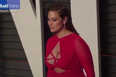 Siêu mẫu ngoại cỡ khoe thân hình gợi cảm