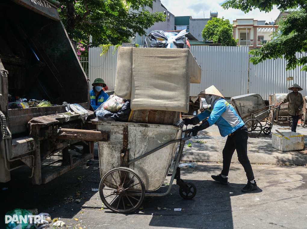 Người lao động oằn mình mưu sinh dưới cái nắng 50 độ C ở Hà Nội - 5 Người lao động oằn mình mưu sinh dưới cái nắng 50 độ C ở Hà Nội - 5