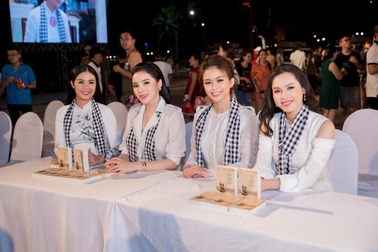 Hoa hậu Kỳ Duyên, Ngọc Hân tặng sách quý đổi đời ở Nha Trang