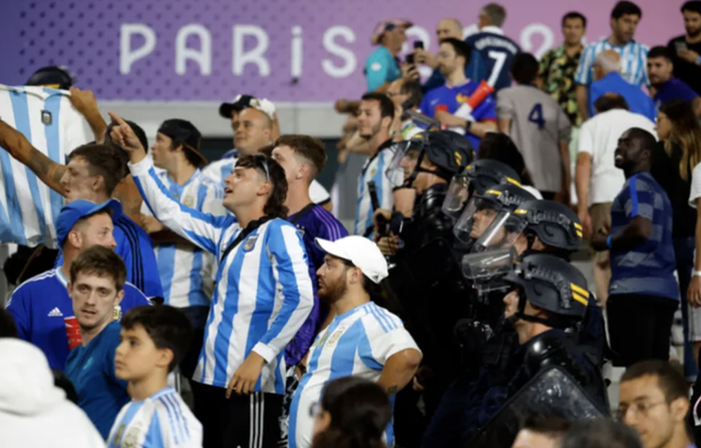 Cầu thủ Pháp và Argentina lao vào đấm đá, tạo nên cảnh tượng hỗn loạn - 9 Cầu thủ Pháp và Argentina lao vào đấm đá, tạo nên cảnh tượng hỗn loạn - 9