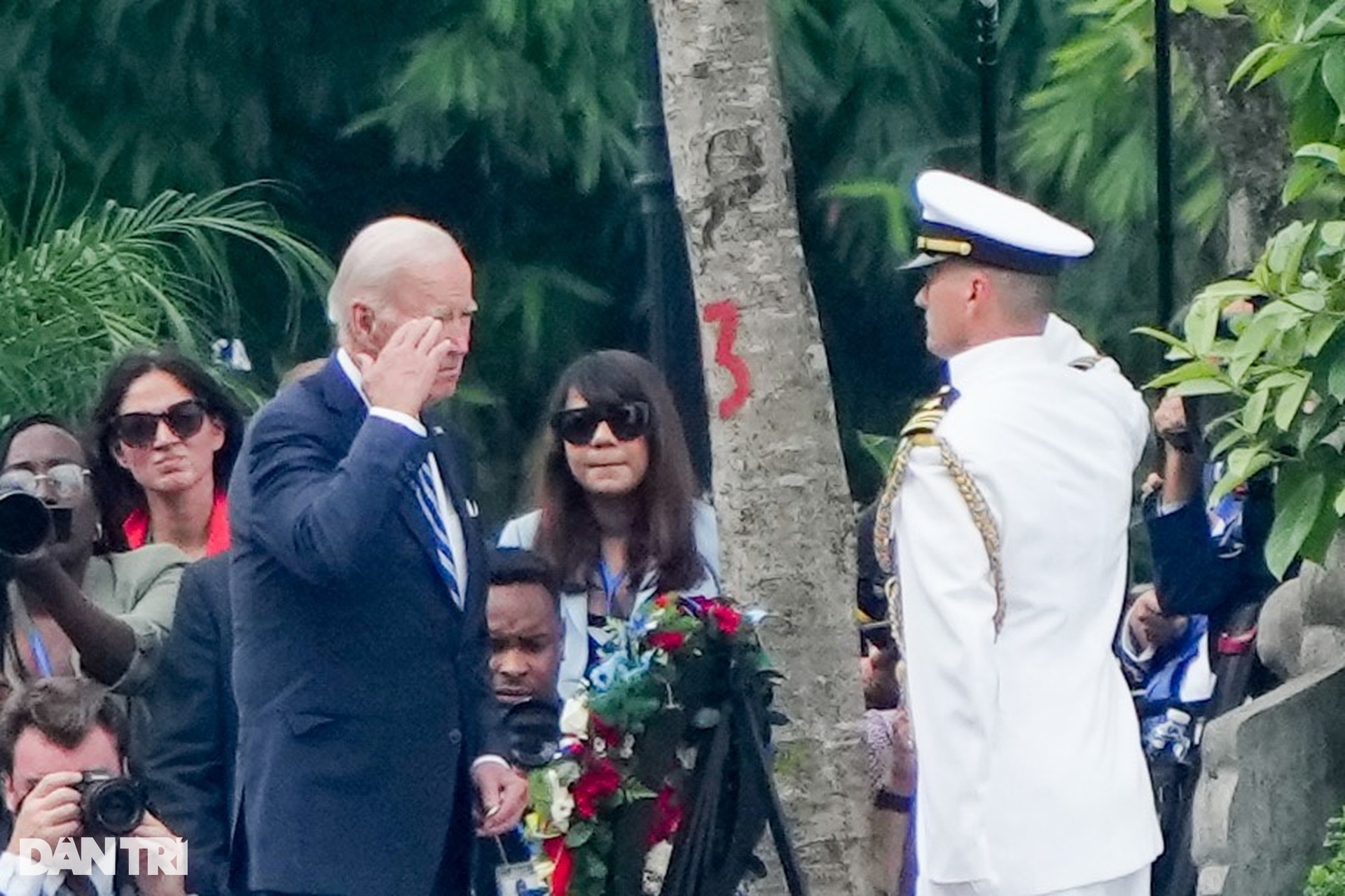 Tổng thống Mỹ Joe Biden thăm phù điêu cố thượng nghị sĩ John McCain - 3 Tổng thống Mỹ Joe Biden thăm phù điêu cố thượng nghị sĩ John McCain - 3