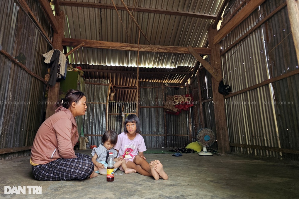 Lặng người nhìn bữa cơm chỉ có nước mắm của mẹ trẻ đơn thân và 2 con thơ - 3 Lặng người nhìn bữa cơm chỉ có nước mắm của mẹ trẻ đơn thân và 2 con thơ - 3