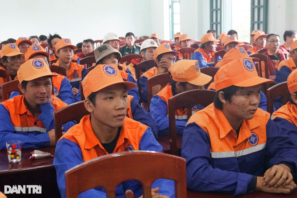 39 ngư dân Quảng Ngãi gặp nạn trên biển đã vào đất liền an toàn - 3 39 ngư dân Quảng Ngãi gặp nạn trên biển đã vào đất liền an toàn - 3