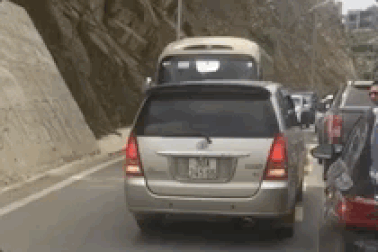 Ngổ ngáo lấn làn, Innova bị xe khách ép lùi xuống đèo