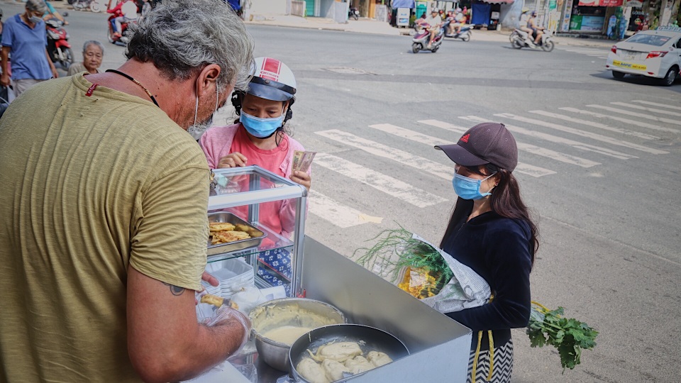 Du khách người Pháp mưu sinh bằng nghề bán chuối chiên vì Covid-19 - 9 Du khách người Pháp mưu sinh bằng nghề bán chuối chiên vì Covid-19 - 9