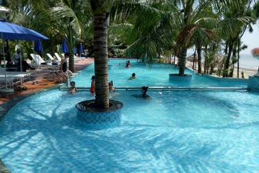 Công ty du lịch ngang nhiên phá rừng phòng hộ để... xây bể bơi