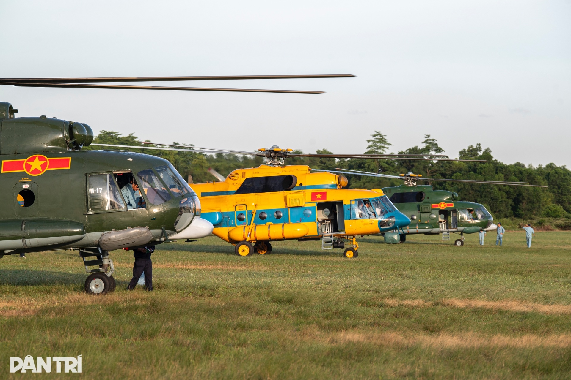 Không quân bay lượn ghép đội hình trực thăng phục vụ đại lễ A80 - 1 Không quân bay lượn ghép đội hình trực thăng phục vụ đại lễ A80 - 1