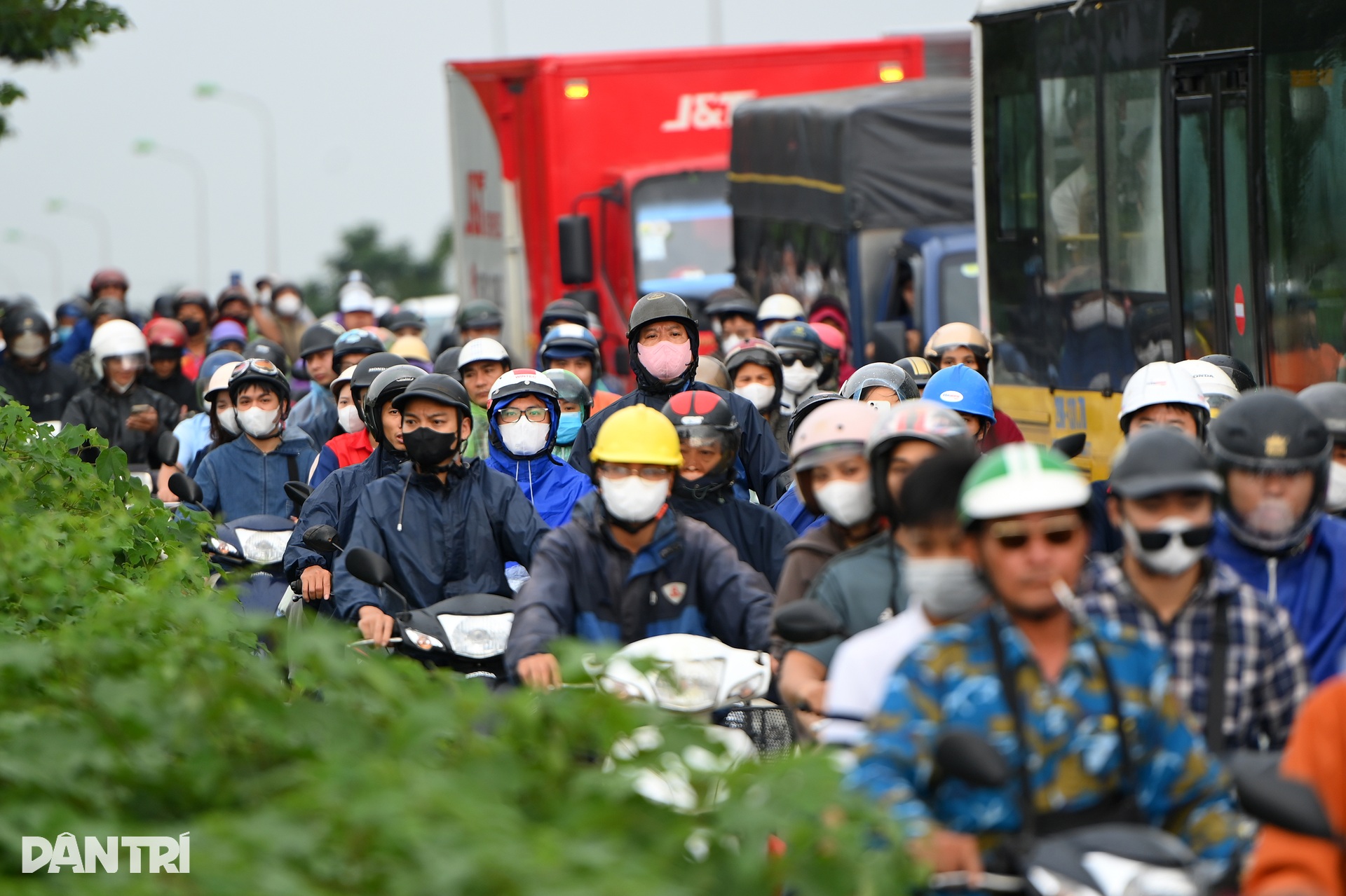 Đại lộ Thăng Long vẫn ngập sâu, ùn tắc kéo dài gần 10km trên cao tốc - 4