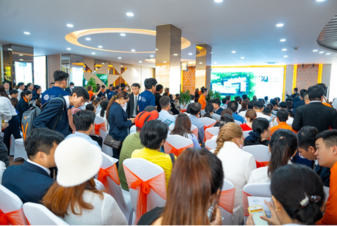 Hàng trăm khách hàng giao dịch căn hộ Legacy Prime mỗi cuối tuần.