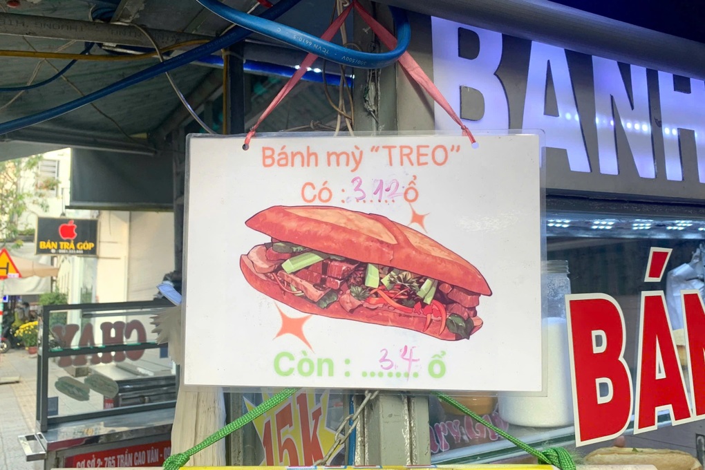 Ấm lòng xe bánh mì treo giữa lòng thành phố đáng sống - 1 Ấm lòng xe bánh mì treo giữa lòng thành phố đáng sống - 1
