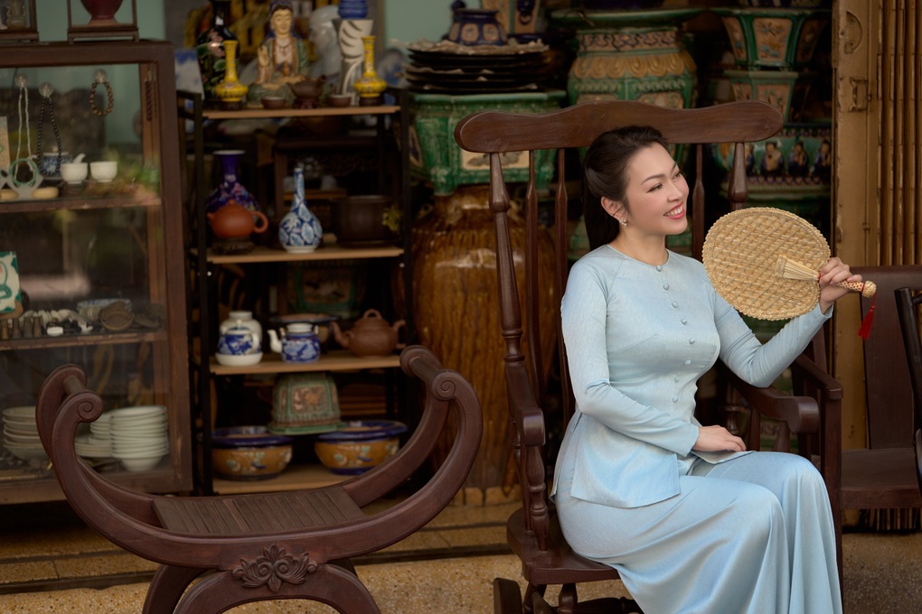 Út Trong Đất phương Nam hiếm hoi lộ diện, khoe dáng với áo dài trên phố - 5 Út Trong Đất phương Nam hiếm hoi lộ diện, khoe dáng với áo dài trên phố - 5