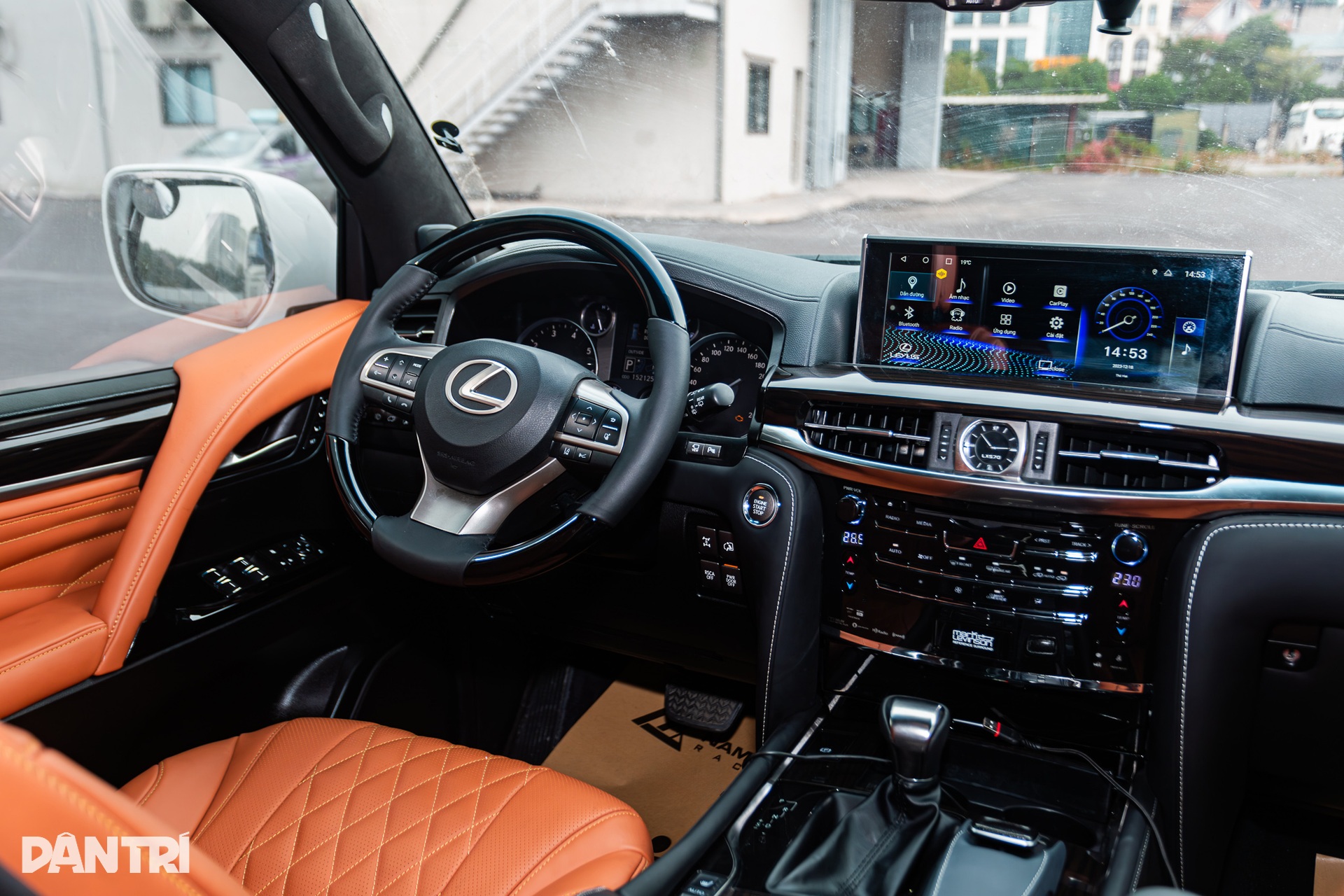 Chủ xe Lexus LX 570 chi 400 triệu đồng chỉ để lột xác nội thất - 5 Chủ xe Lexus LX 570 chi 400 triệu đồng chỉ để lột xác nội thất - 5