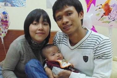 Cảm phục chuyện tình đôi bạn trẻ khuyết tật