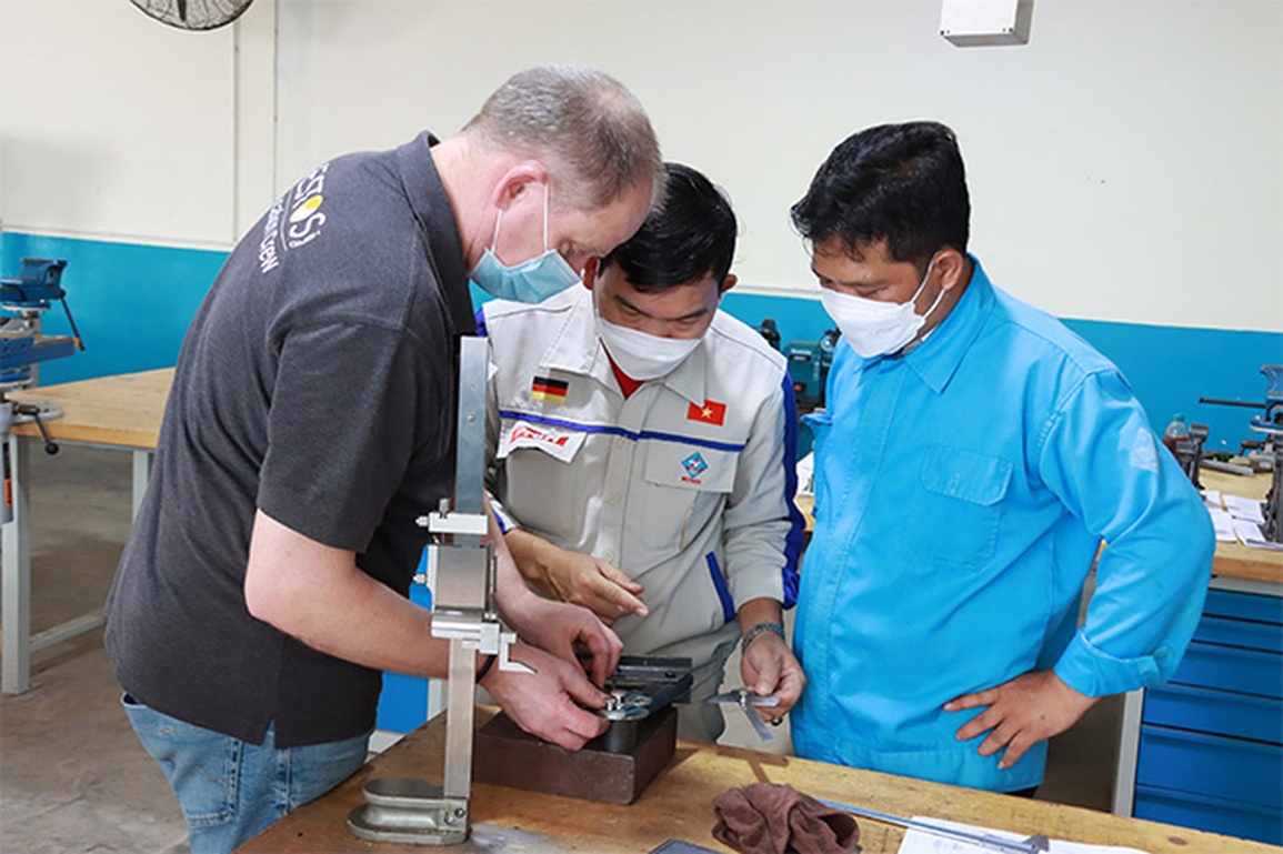 Chuyên gia Đức kiểm tra năng lực sinh viên ngành Hàn và Cắt gọt kim loại - 2 Chuyên gia Đức kiểm tra năng lực sinh viên ngành Hàn và Cắt gọt kim loại - 2