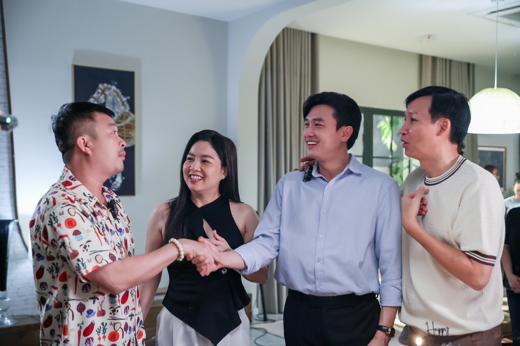 Tuấn Khải đến phim trường thăm Lê Khánh, giả vờ ghen với Quốc Trường - 1 Tuấn Khải đến phim trường thăm Lê Khánh, giả vờ ghen với Quốc Trường - 1