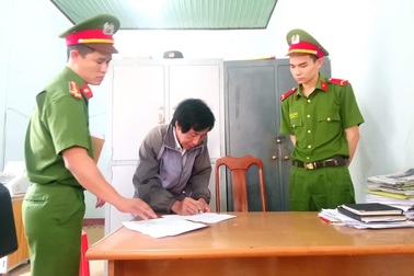 Bắt giữ hiệu trưởng nhận 300 triệu đồng "chạy việc"