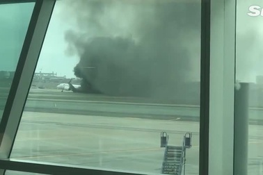 Máy bay bốc cháy sau khi đâm vào xe cứu hỏa trên đường băng