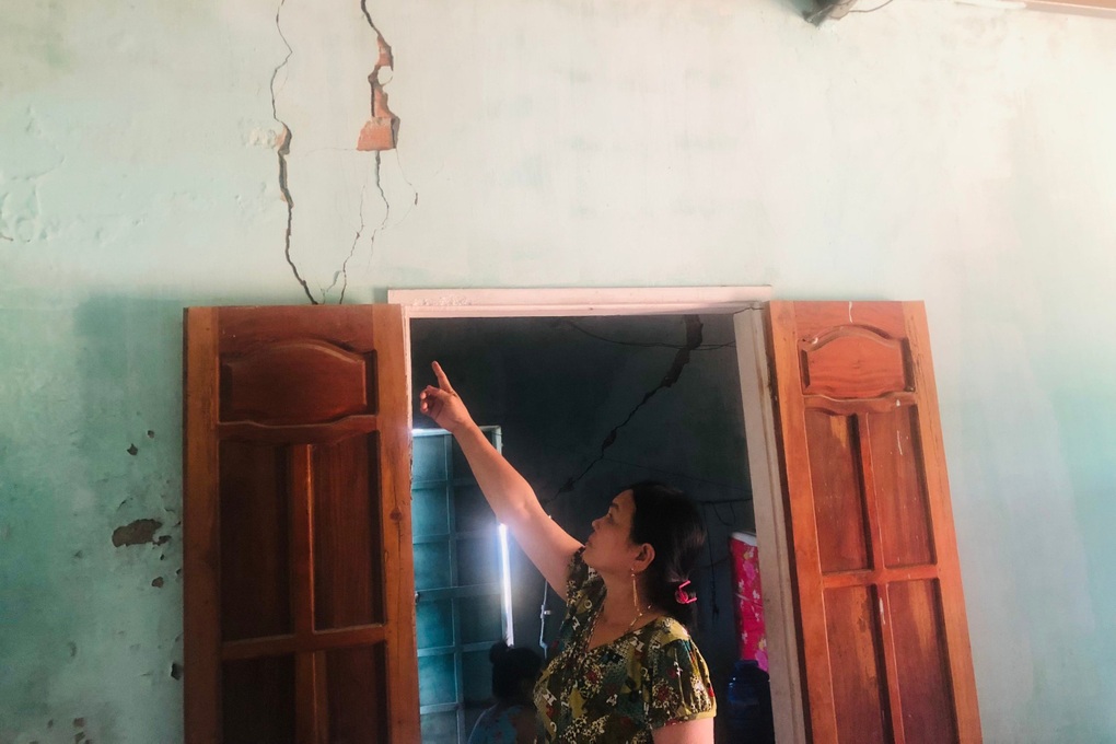 Đường đã xong, nhà bị nứt, dân mòn mỏi chờ hỗ trợ - 2 Đường đã xong, nhà bị nứt, dân mòn mỏi chờ hỗ trợ - 2