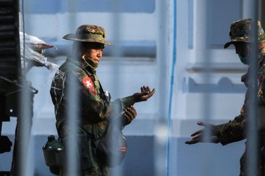 Cuộc đảo chính lúc tờ mờ sáng ở Myanmar