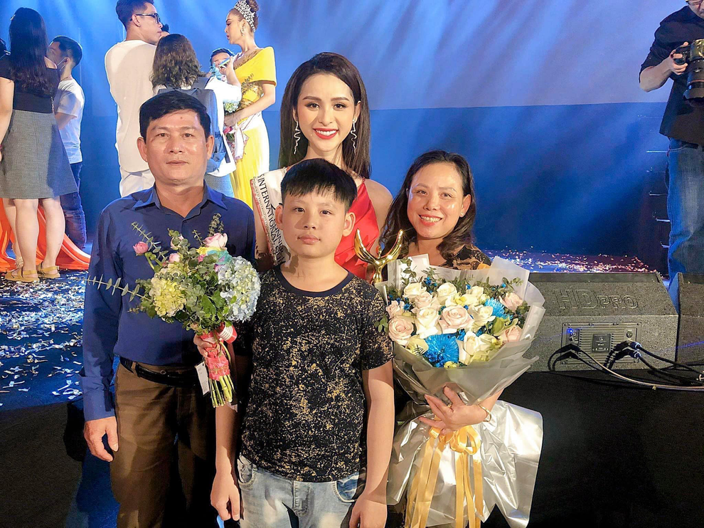 Người đẹp chuyển giới đang gây chú ý bất ngờ về quê bán bún cá là ai? - 2 Người đẹp chuyển giới đang gây chú ý bất ngờ về quê bán bún cá là ai? - 2