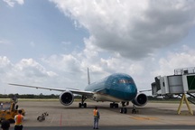 Đoàn người Việt trở về từ Hàn Quốc nhập cảnh ngay trên máy bay