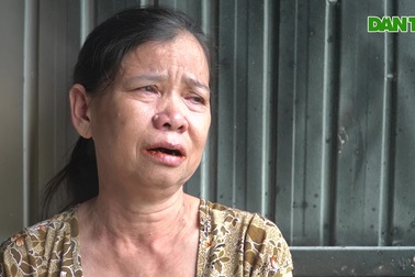 Người phụ nữ nghèo bật khóc nức nở vì nhà bị sét đánh cháy