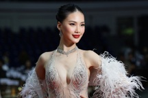 Bùi Quỳnh Hoa mặc gợi cảm đi chấm thi siêu mẫu ở Philippines