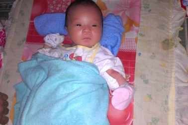 Bố mẹ cháu bé "bị chôn sống" không được nhận lại con