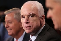 Nhà Trắng xử lý quan chức nói ông John McCain “đằng nào cũng sắp qua đời”