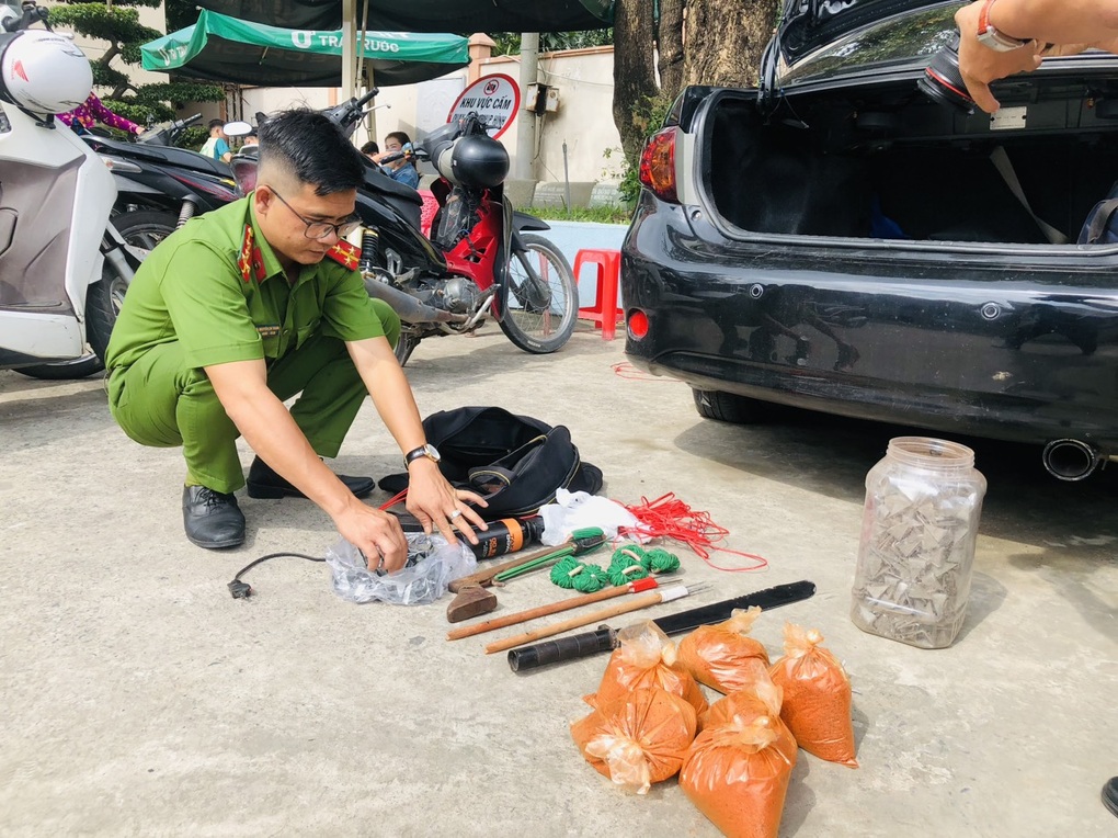 Nhóm đi ô tô trộm chó, dùng súng điện tự chế chống trả lực lượng - 1 Nhóm đi ô tô trộm chó, dùng súng điện tự chế chống trả lực lượng - 1