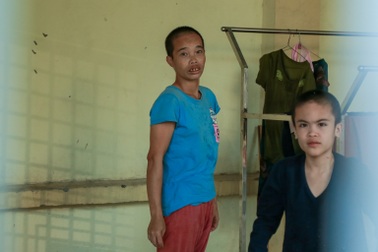 Bộ trưởng áy náy với cảnh bé trai, gái khuyết tật nặng phải ở chung phòng