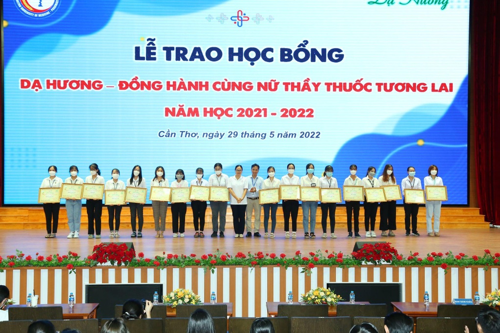 Dạ Hương nhận giải Thương hiệu truyền cảm hứng - 7 Dạ Hương nhận giải Thương hiệu truyền cảm hứng - 7