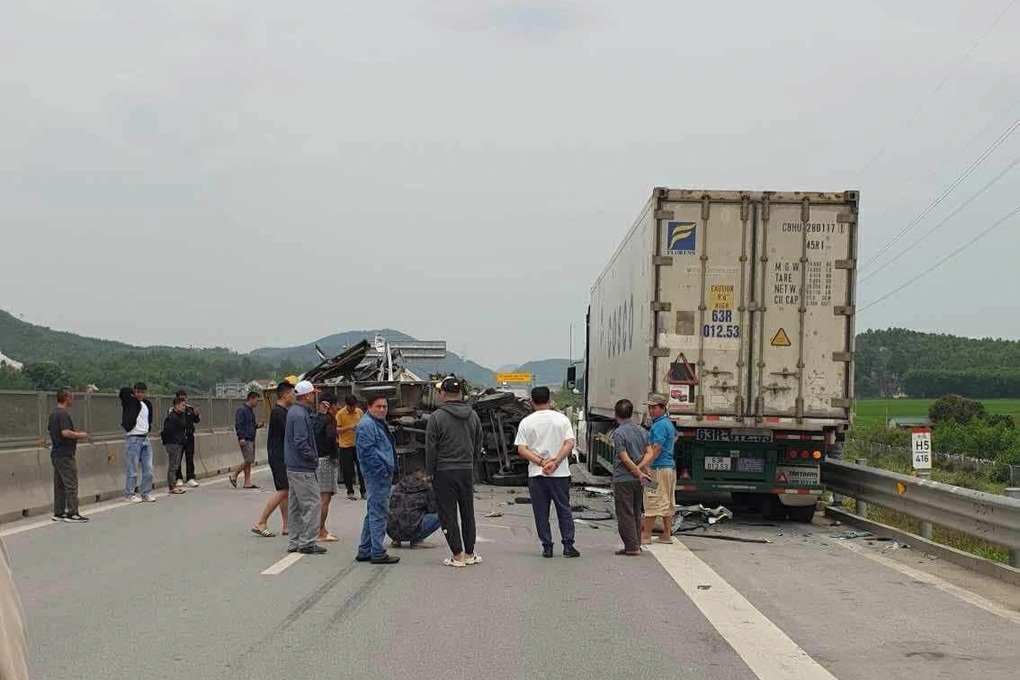 Va chạm trên cao tốc Diễn Châu - Nghi Sơn, giao thông ùn tắc cục bộ - 1 Va chạm trên cao tốc Diễn Châu - Nghi Sơn, giao thông ùn tắc cục bộ - 1