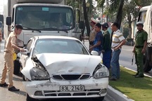 Tài xế xe tải ngủ gục, tông vào đuôi 5 ô tô đang chờ đèn đỏ