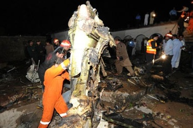 Máy bay chở 127 người cháy rụi tại ngoại ô thủ đô Pakistan