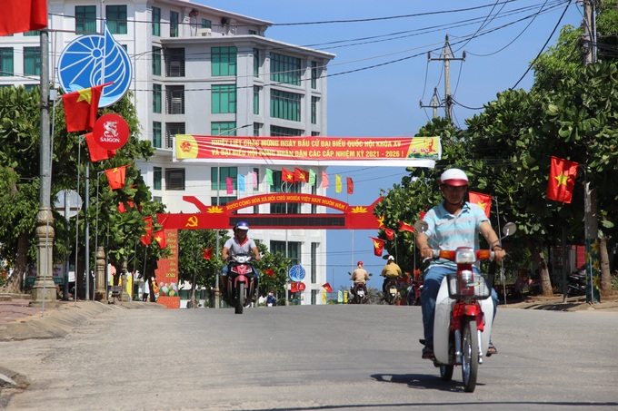 Quê hương hải đội Hoàng Sa rợp bóng cờ hoa trước ngày hội lớn - Ảnh 1.