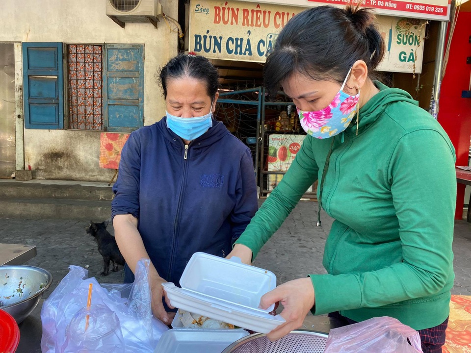 Đà Nẵng: Hàng quán đồng loạt mở cửa trong ngày đầu nới lỏng cách ly - 2 Đà Nẵng: Hàng quán đồng loạt mở cửa trong ngày đầu nới lỏng cách ly - 2