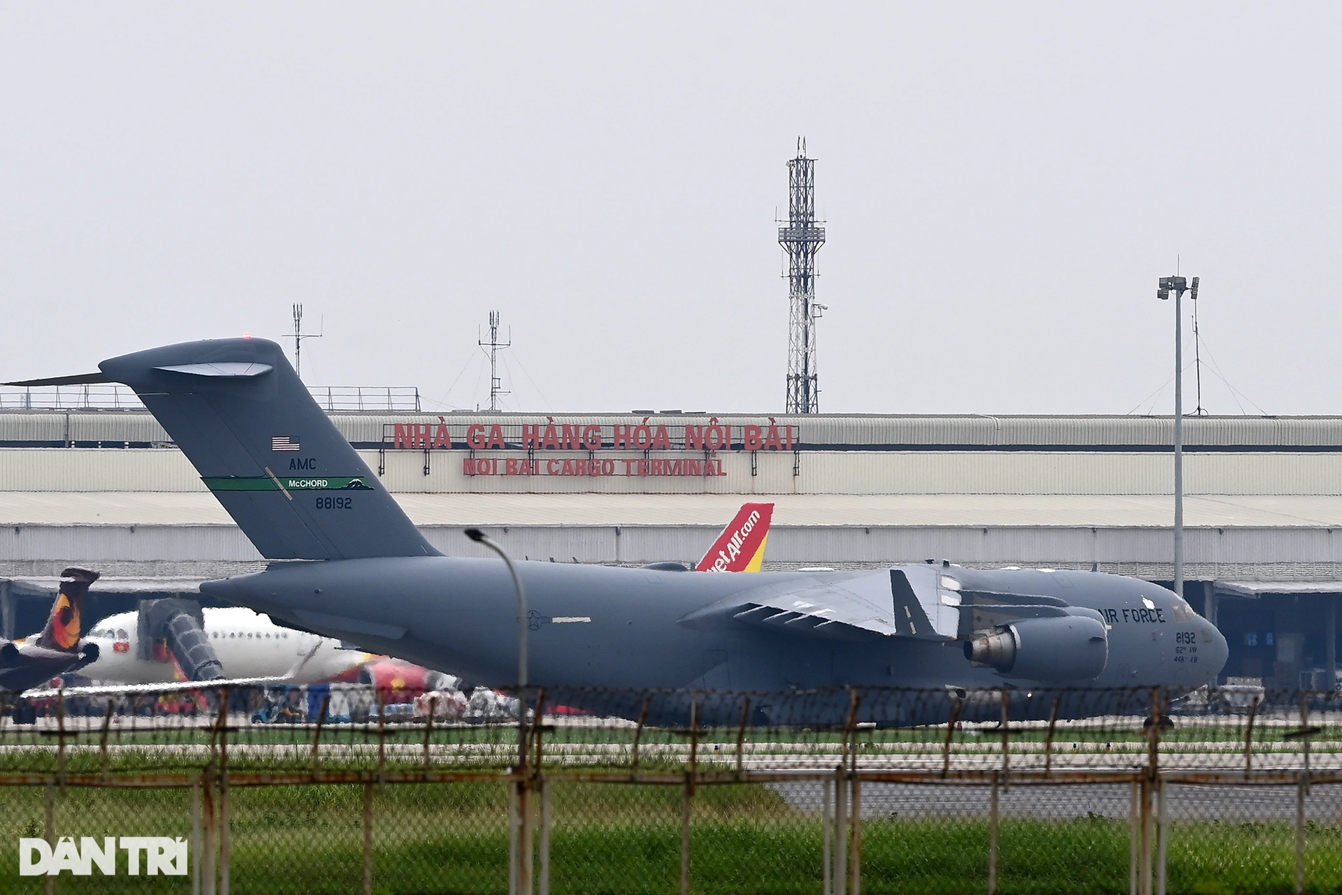 2 máy bay vận tải hạng nặng C-17 của Mỹ hạ cánh liên tiếp tại Nội Bài - 3 2 máy bay vận tải hạng nặng C-17 của Mỹ hạ cánh liên tiếp tại Nội Bài - 3