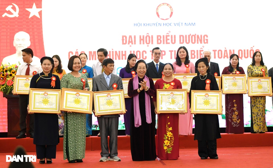Vinh danh 294 đại biểu đại diện các mô hình học tập tiêu biểu toàn quốc - 1 Vinh danh 294 đại biểu đại diện các mô hình học tập tiêu biểu toàn quốc - 1